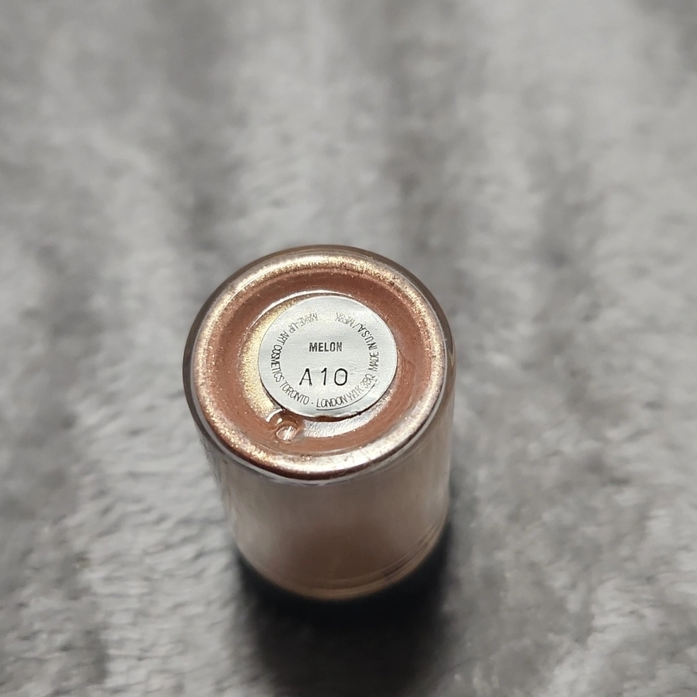 MAC Cosmetics Radiant Gold Eyeshadow - Picture 2 of 2